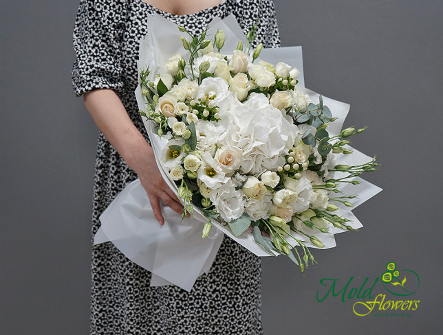 Букет с белой гортензией, эустомой и розами Фото